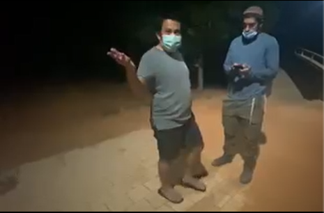 שתי גברים מדברים בחושך