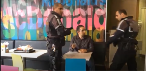 שוטרים מעכבים חשוד בעבירות מין