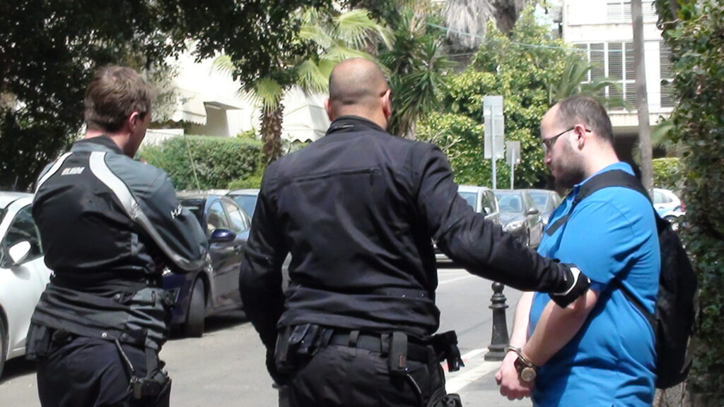 המשטרה עוצרת את אבי דוביצקי 