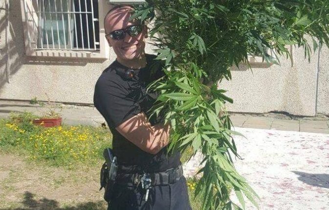 שוטר מסתתר בשיחים