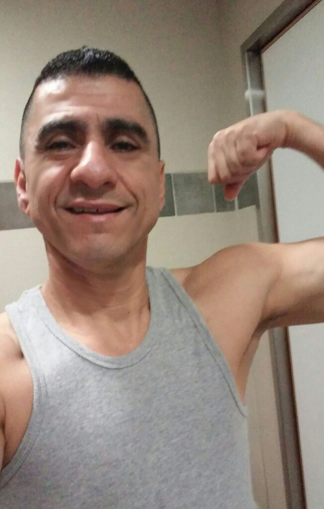 איש עושה שריר למצלמה