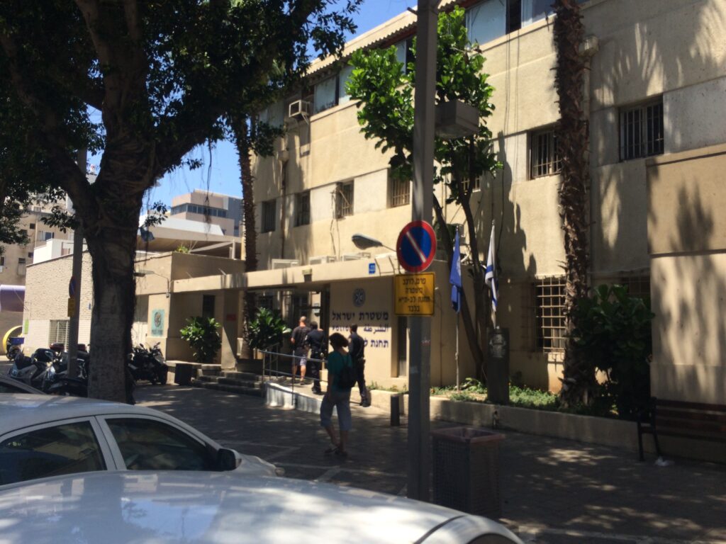 כניסת לתחנת משטרה בתל אביב