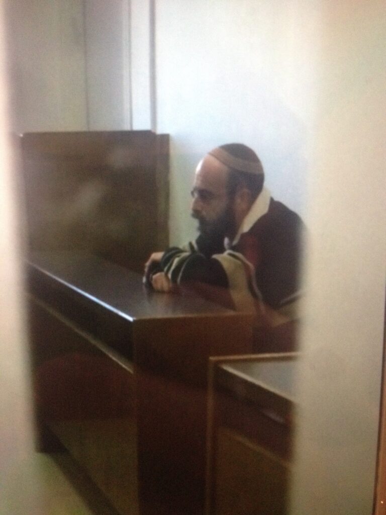 ישי צחור יושב על ספסל הנאשמים בבית המשפט המחוזי בירושלים